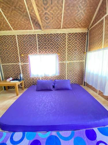 a large purple bed in a small room at MINI VILLA ZULU 