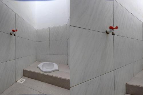 two pictures of a bathroom with a toilet at SPOT ON 92828 Galih Kost 1 Syariah in Grobogan