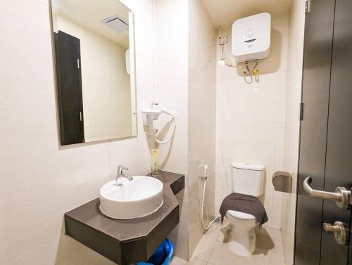 een badkamer met wastafel en toilet bij Lovina 8-25 @Citra Plaza Nagoya in Nagoya