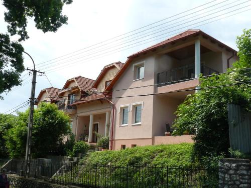 Το κτήριο όπου στεγάζεται  ο ξενώνας