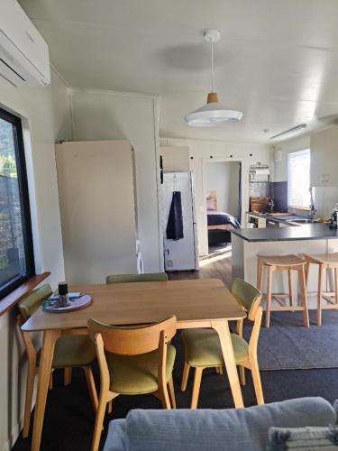 ein Esszimmer und eine Küche mit einem Tisch und Stühlen in der Unterkunft Roxburgh Central in Roxburgh