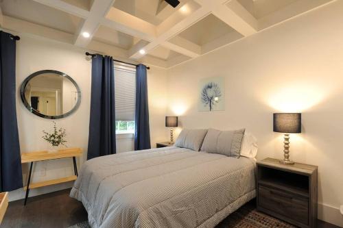 Ένα ή περισσότερα κρεβάτια σε δωμάτιο στο Cherry Blossom Townhouse, Easy DC Access