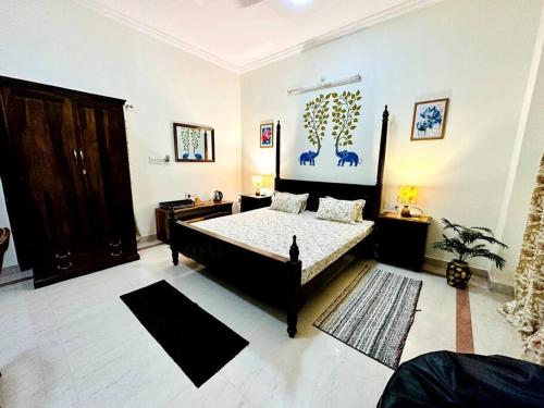 a bedroom with a bed in a room at *Serene* A Luxurious Stay in Jodhpur