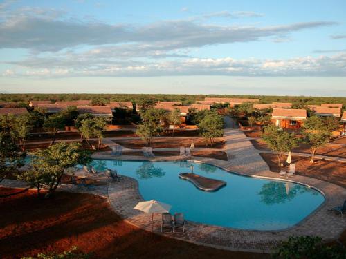 een uitzicht over het zwembad van een resort bij Gondwana Damara Mopane Lodge in Mopane Pos