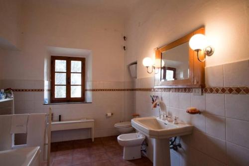 Ένα μπάνιο στο CYPRESSES VILLA with PRIVATE SWIMMING POOL