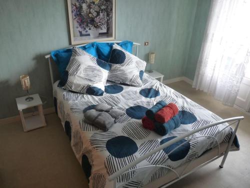 un lit avec un tas d'oreillers dessus dans l'établissement T3* Plage/Gare/Centre ~300m +Box-Auto +Fibre/Wifi, à Royan