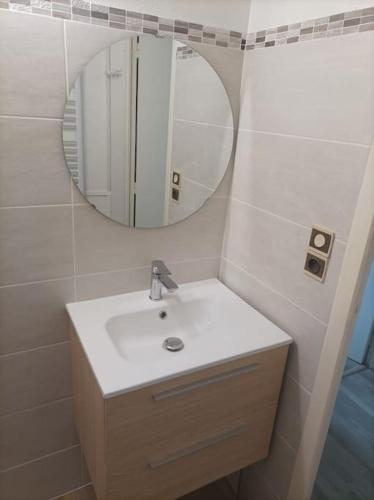 une salle de bain avec un lavabo et un miroir dans l'établissement T3* Plage/Gare/Centre ~300m +Box-Auto +Fibre/Wifi, à Royan