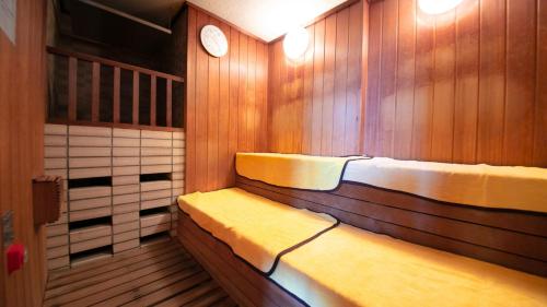 une cabine en bois avec deux sièges dans un bateau dans l'établissement Ninohe City Hotel - Vacation STAY 36054v, à Ninohe