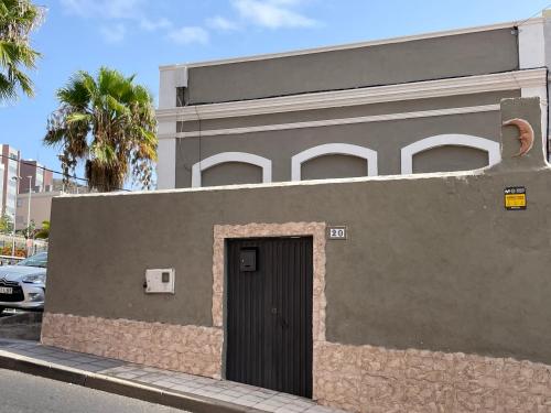 een gebouw met een deur aan de zijkant bij Casa Almendra in Santa Cruz de Tenerife