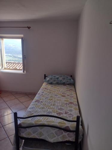 - un petit lit dans une chambre avec fenêtre dans l'établissement Casa Pitagora, à Pesche