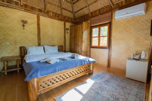 1 dormitorio con 1 cama con toallas en İstanbuldere Alabalıkevi, en Sapanca