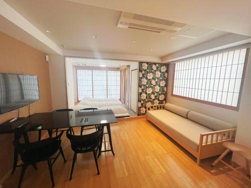 Posezení v ubytování Nplus Tokyo Akihabara Premium
