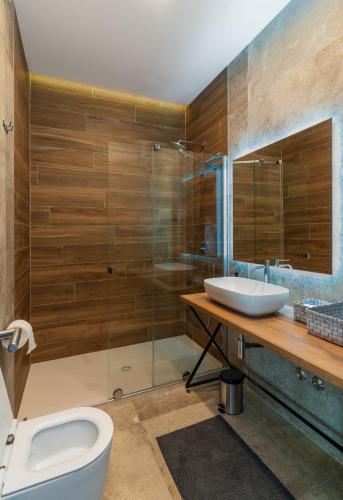 a bathroom with a toilet and a sink at Blumarine in Brzac
