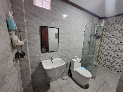 y baño con lavabo, aseo y espejo. en Villa KhounSok Sunset en Luang Prabang