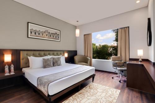 Un pat sau paturi într-o cameră la Lemon Tree Hotel, Hubli
