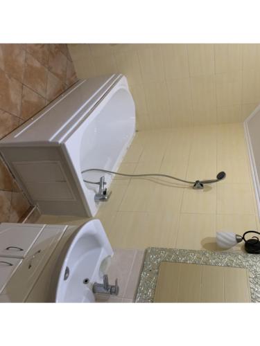 um WC branco numa casa de banho com uma mangueira em ФИЕСТА em Hora