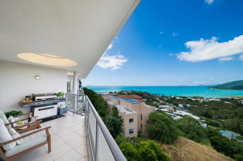 Apartamento con balcón con vistas al océano. en Sun View On Seaview - Airlie Beach, en Airlie Beach