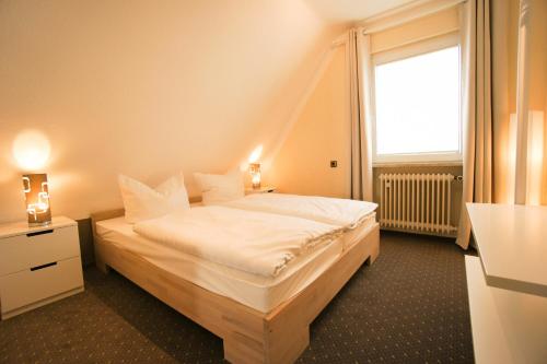 ein Schlafzimmer mit einem Bett und einem großen Fenster in der Unterkunft Ferienhaus Blocksberg in Braunlage