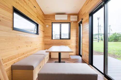 een kamer met banken en een tafel in een tiny house bij FUKUOKA FUKUTSU MUNAKATA YUSUKE HOUSE in Kōnominato