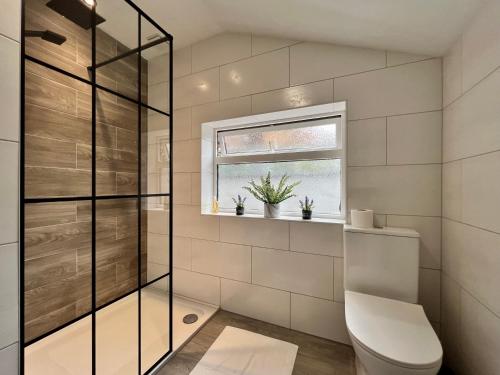 La salle de bains est pourvue de toilettes et d'une fenêtre. dans l'établissement Oxford House - Great for Contractors or Family Holidays, à Cleethorpes