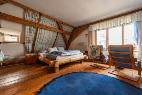 1 dormitorio con cama y alfombra azul en Dům V Centru, en Česká Kamenice