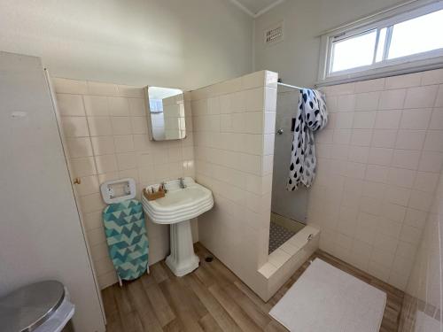 un piccolo bagno con lavandino e servizi igienici di 1 Bedroom Apartment near Graftons Waterfront a Grafton