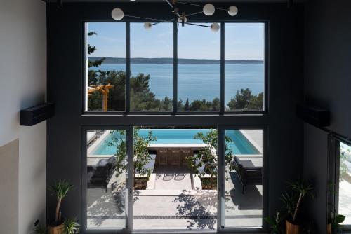 a room with a view of the ocean seen through a window at Soho in Punta