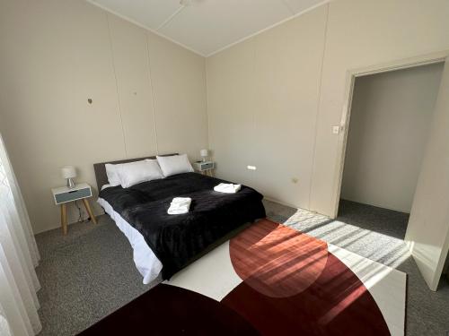 una camera con un letto con una coperta bianca e nera di 1 Bedroom Apartment near Graftons Waterfront a Grafton