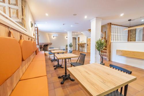 a restaurant with tables and chairs in a room at Hotel BESTPRICE Santillana in Santillana del Mar