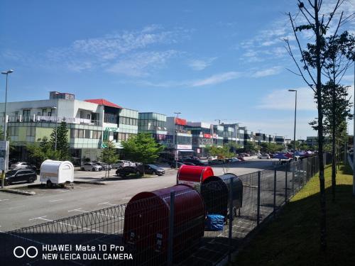 una recinzione con auto parcheggiate in un parcheggio di Alanis Residence Master Bedroom a Sepang