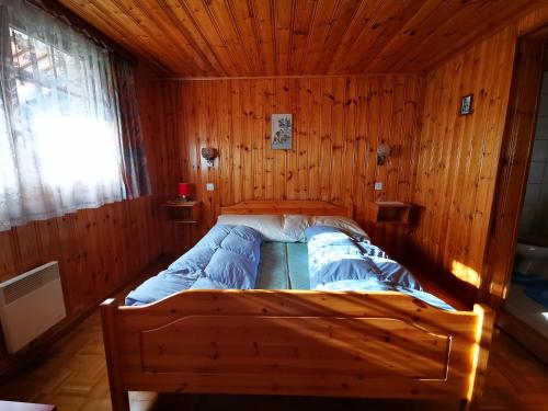 1 dormitorio con 1 cama en una habitación de madera en I de Mattu IDM1, en Blatten bei Naters