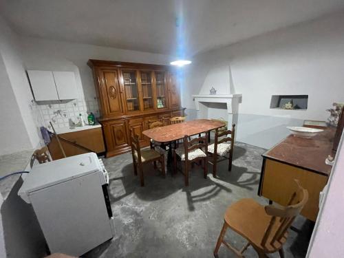 cocina con mesa y sillas en una habitación en la casa nel bosco en Picinisco