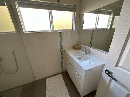 y baño con lavabo y espejo. en 2 Bedroom Apartment near Graftons Waterfront, en Grafton