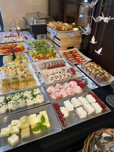 un buffet lleno de diferentes tipos de comida en Willa Klif &Spa, en Jastrzębia Góra