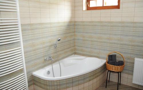 基約夫的住宿－Apartmán U Pepana，带浴缸的瓷砖浴室设有凳子