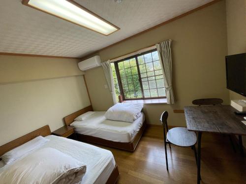 Postel nebo postele na pokoji v ubytování 貸切温泉風呂付 ゲストハウス璃洛-りらく- 石和温泉 日本式宿 健康朝食付
