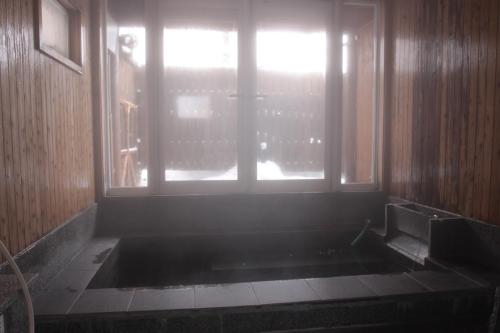 an empty room with a window and a sink at Urabandai Cranes in Kitashiobara
