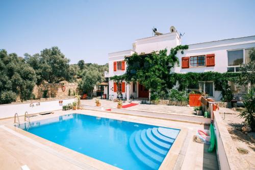 Villa w Private Pool and Garden 15 min to Beach