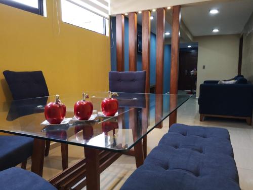 薩卡特卡斯的住宿－Departamento Moderno en Centro de Zacatecas，一间设有玻璃桌和椅子的用餐室