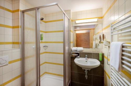a bathroom with a shower and a sink at JUFA Hotel Deutschlandsberg in Deutschlandsberg