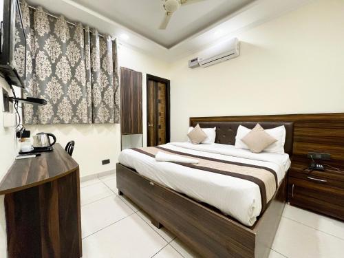 um quarto com uma cama grande num quarto em The Grand Suite-70 em Noida