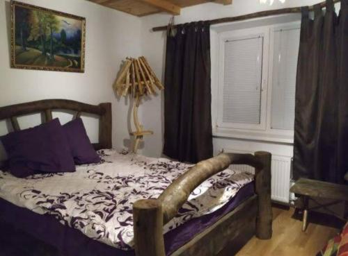 um quarto com uma cama e uma janela com cortinas em О.ФІС em Kamianets-Podilskyi