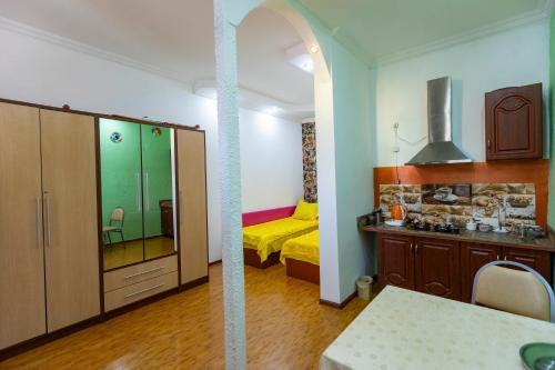 um quarto com uma cama e um quarto com um espelho em Homestay in Tbilisi center GM em Tbilisi