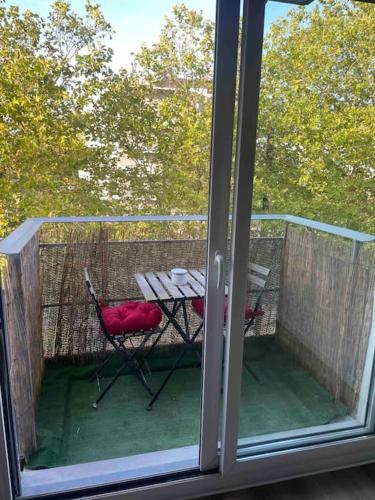 mit Blick auf einen Balkon mit einem Tisch und Stühlen in der Unterkunft Appart T2 bien équipé avec tram t1 et commodités à proximité 13 min du centre de Nantes in Saint-Herblain