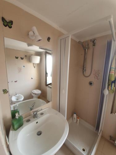 y baño con lavabo, ducha y aseo. en Casa Casagiove 2 (CC2), en Caserta