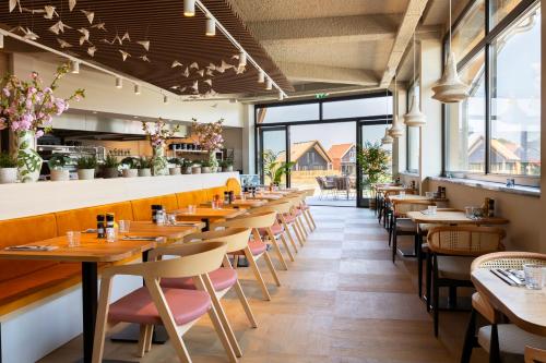 ห้องอาหารหรือที่รับประทานอาหารของ Dormio Resort Nieuwvliet-Bad