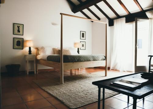 een slaapkamer met een bed en een grote spiegel bij Château Canet in Rustiques