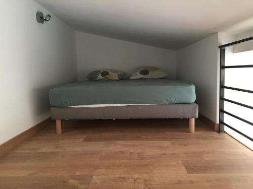 une chambre avec un lit dans le coin d'une pièce dans l'établissement vacance en bord de mer, à La Ciotat