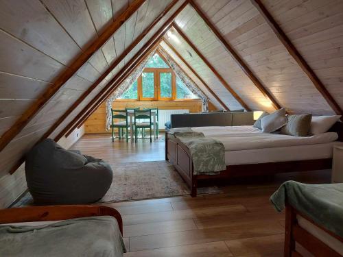 Кровать или кровати в номере Zielony Jeleń - sauna i jacuzzi