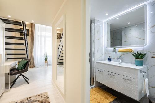 ein Bad mit einem Waschbecken und einem Spiegel in der Unterkunft Szent István Apartments in Budapest